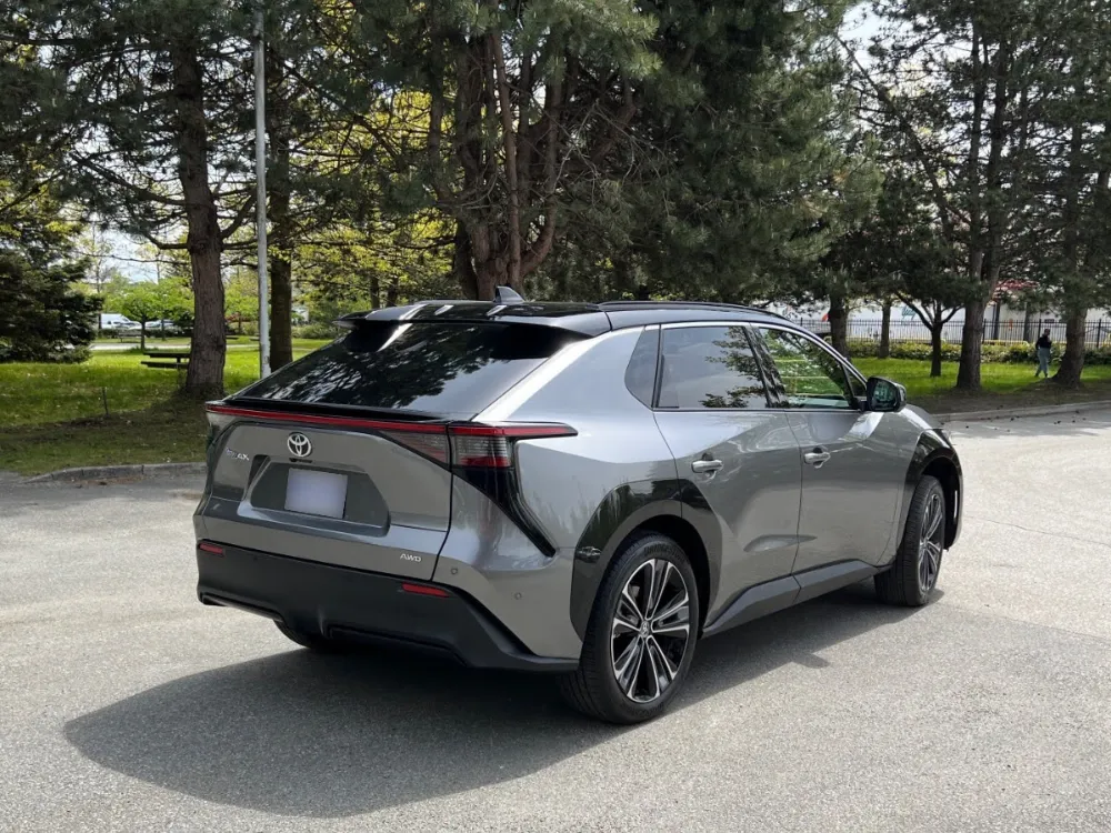 2023 Toyota bZ4X XLE Tech in Heavy Metal 28